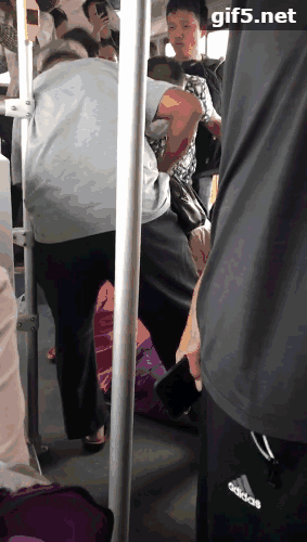 刚刚,在斗门401公交车上有一女仔突然晕倒了, 她抽搐而出现昏迷状态