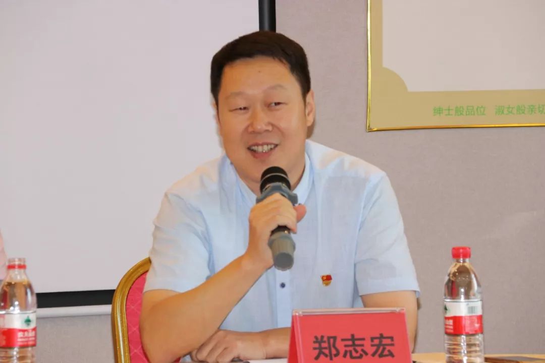 会后,赵岗乡乡长郑志宏与参会贫困人员逐一交谈,了解他们在东莞务工及