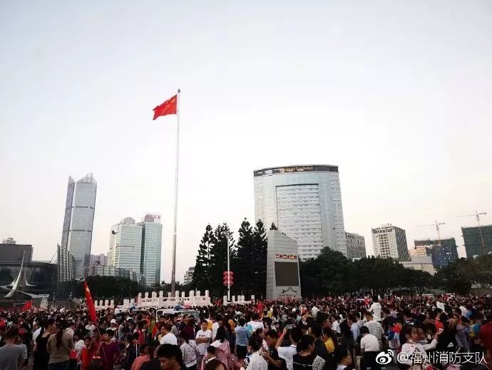 看福州五一广场升国旗,让我们一起表白祖国!