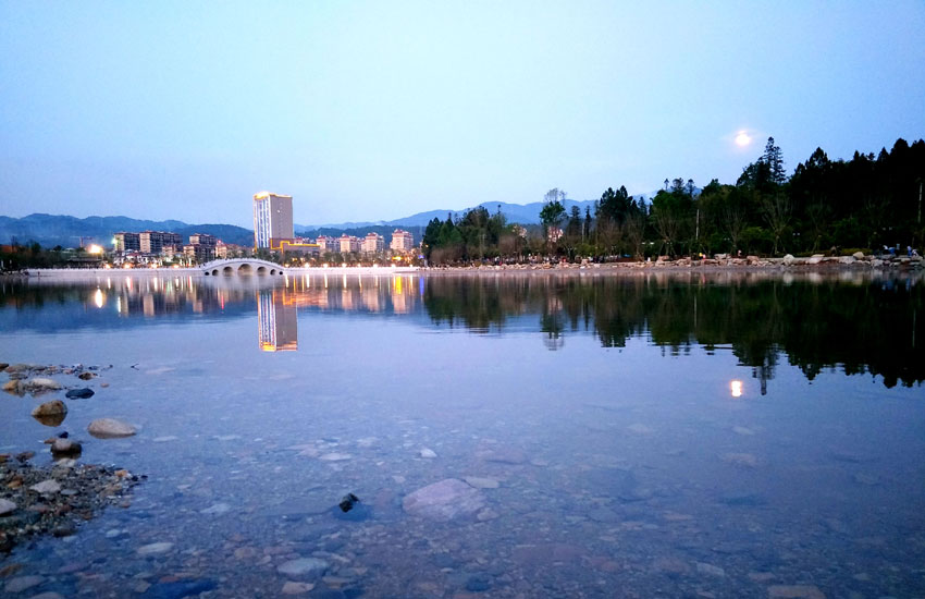 云南龙陵:国境线上的龙山湖秋景如诗如画