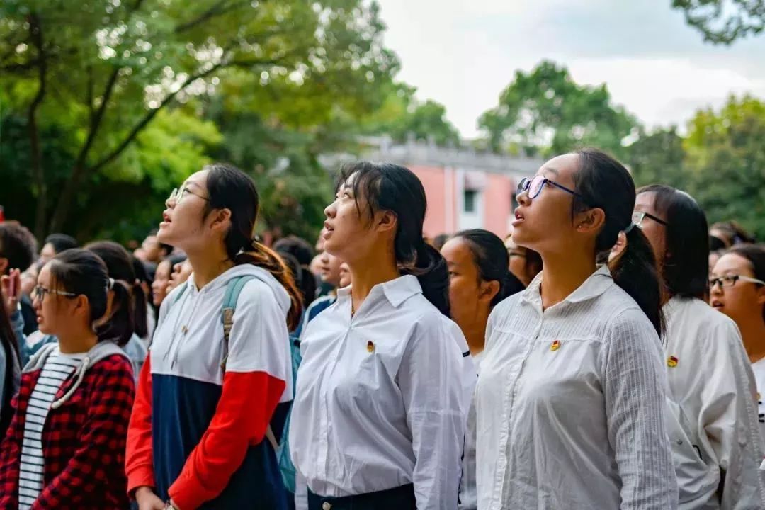 同学们向国旗行注目礼