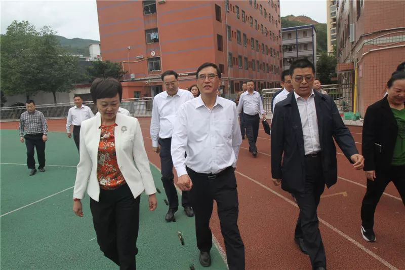 在万源调研期间,郭亨孝还到万源市第三中学,实地查看学校基础设施
