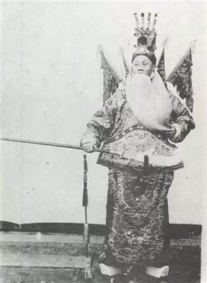 电影诞生之初(1905年),第一部中国电影即是与京剧的合作《定军山》