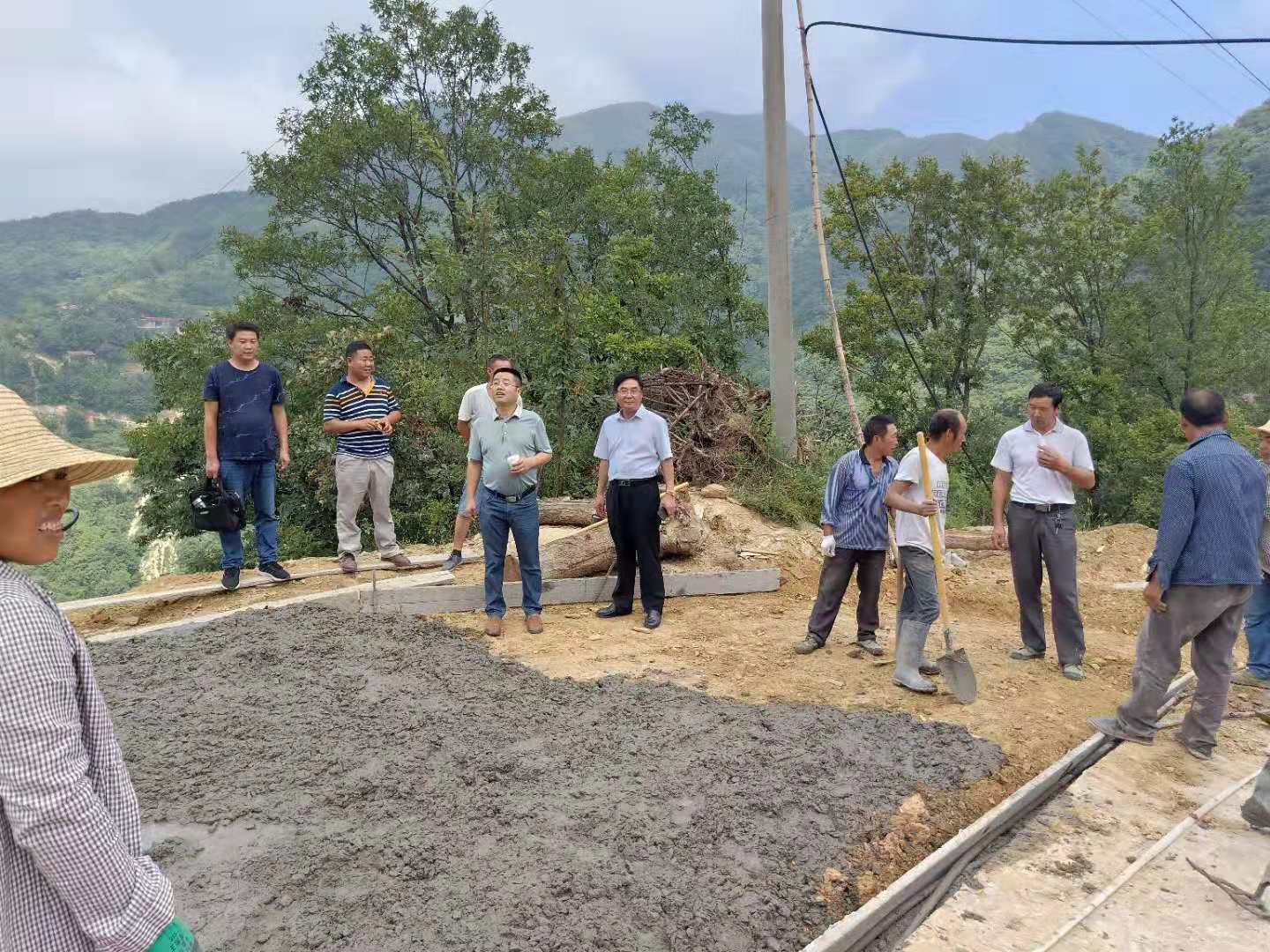 决胜脱贫攻坚战汉滨贫困村道路建设“鏖战正酣”