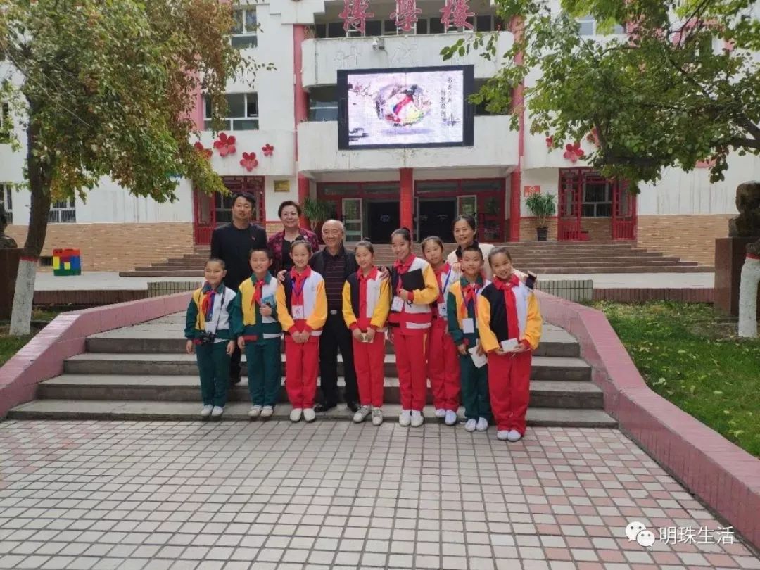 杨牧先生与石河子市副市长乐旸在石河子市第二小学杨牧先生与诗人