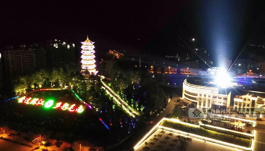 10月1日,夜色璀璨的广西环江毛南族自治县县城一角.高东风摄