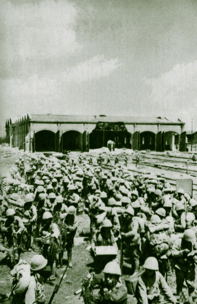 1937年8月23日,淞沪会战,从长江登陆上岸后的日军部队.