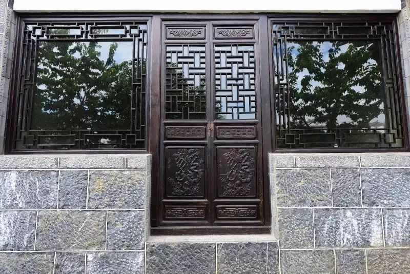因此, 沿海中式建筑的传统木质门窗很容易因自然原因发生严重的腐蚀