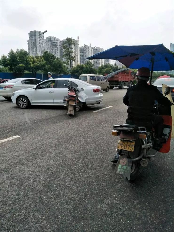 昨日一摩托车强势插入小轿车"身体里",咋回事.