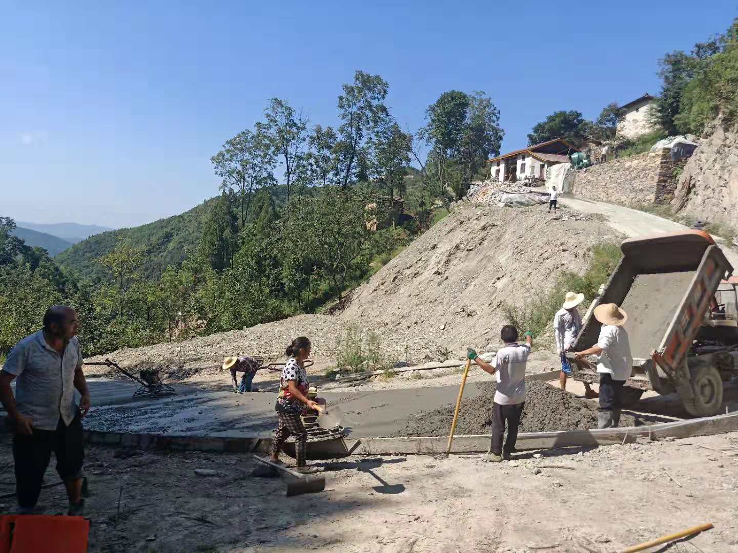 决胜脱贫攻坚战汉滨贫困村道路建设“鏖战正酣”