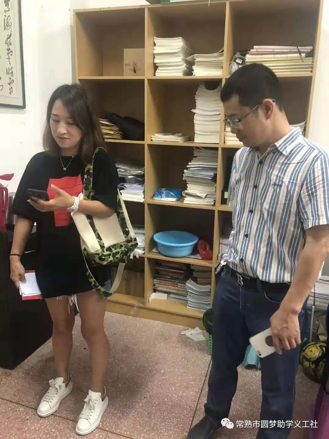 参加发放的爱心人士:张咏艳(资助尚湖高级中学一名同学,顾如来(资助