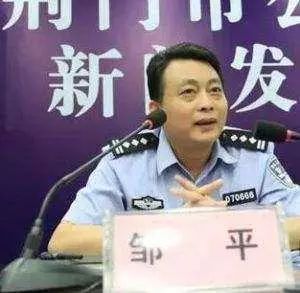 公安局副局长牵线,黑钱装进刑侦大队长警车后备箱里!