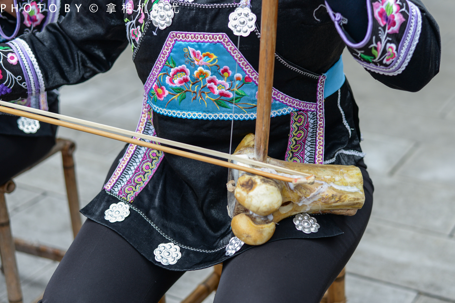 下纳灰村群众载歌载舞欢度“六月六”_布依_民族_传统