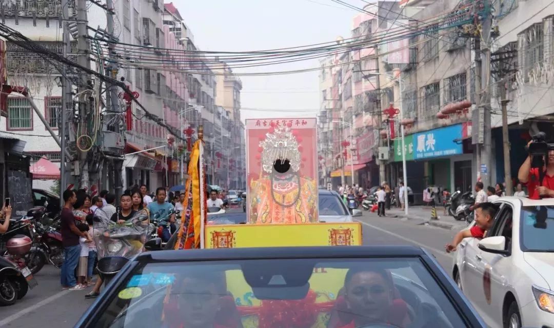 这次是台湾的"乌面妈祖,场面热闹!_宫天