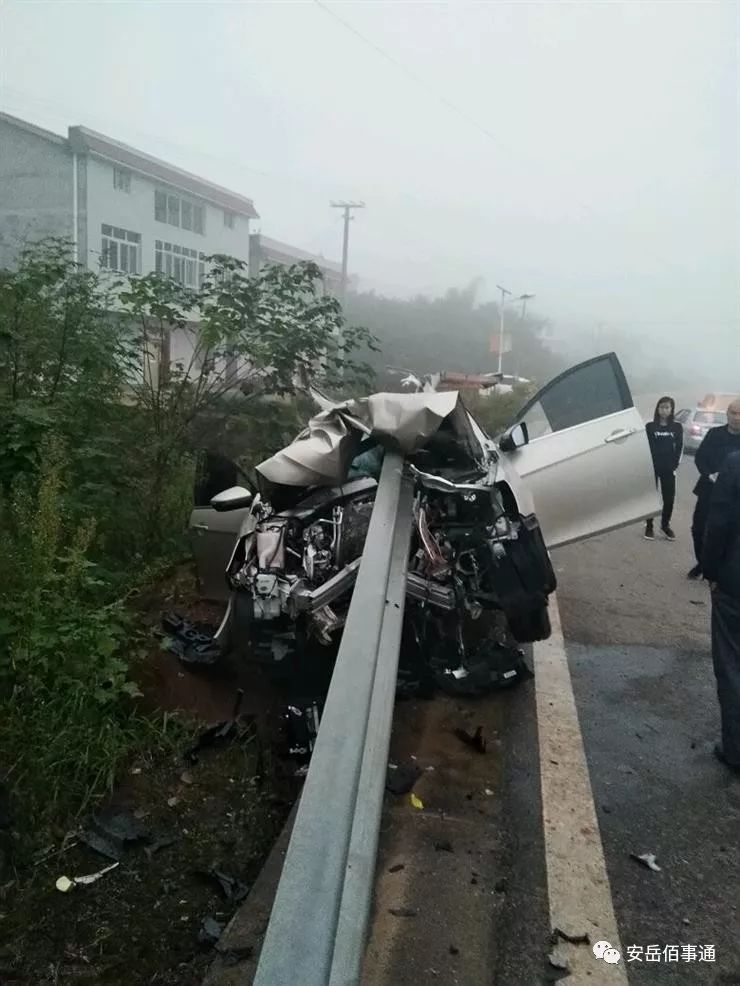 今日车祸,车子严重变形,面目全非._安岳