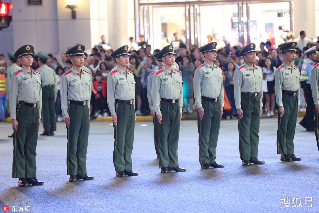 上海,国庆长假里,上海南京路武警战士,警察列队用身体形成"人墙,保障