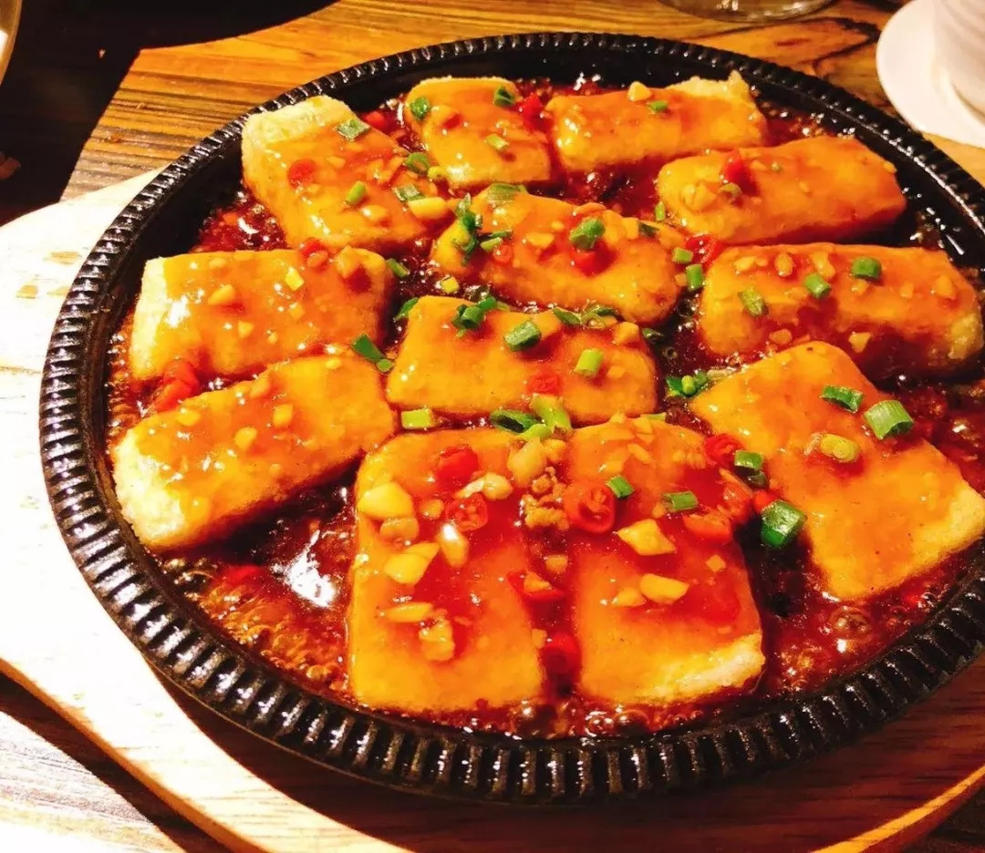 铁板包浆豆腐 豆腐一块一块的平铺在铁板上, 浓浓的汤汁包裹着豆腐