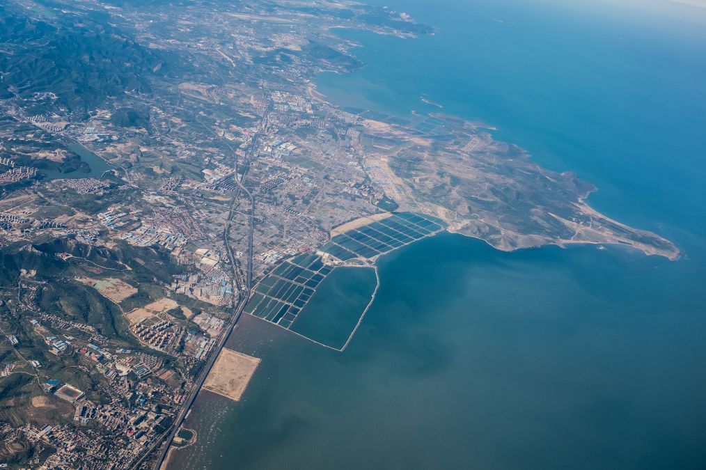 飞机上航拍大连这座美丽的滨海城市天蓝海阔像童话中的城市