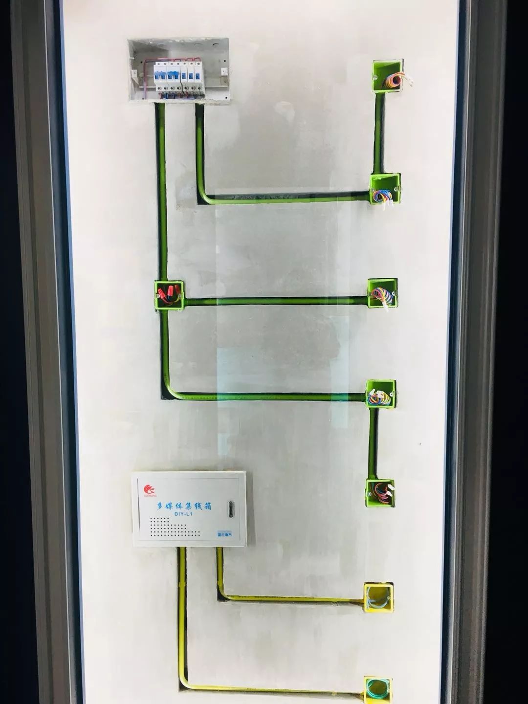 水电工艺我们城市人家使用弹线开槽.