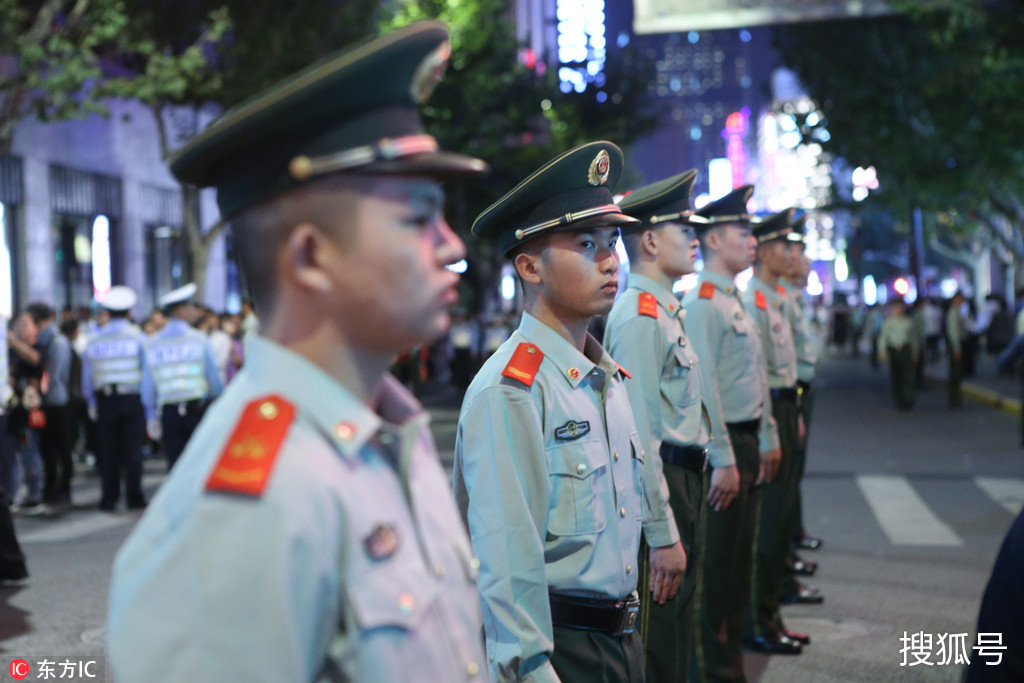 上海,国庆长假里,上海南京路武警战士,警察列队用身体形成"人墙,保障