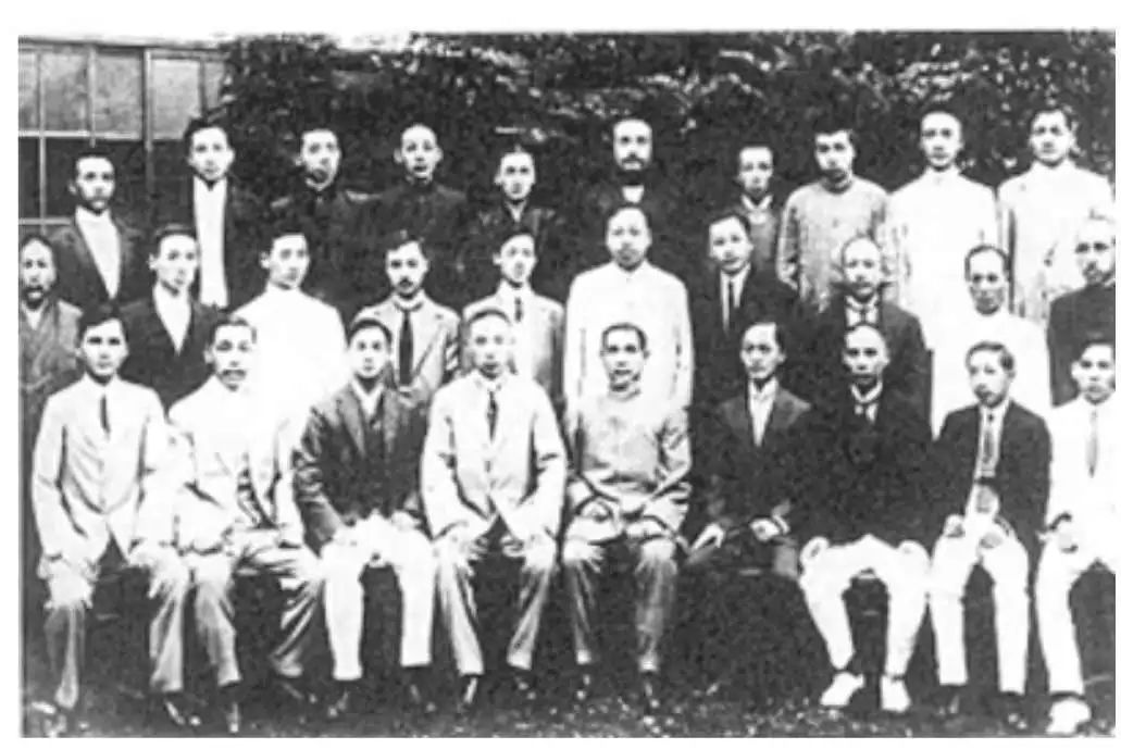 1905年孙中山(前排左五)在日本成立同盟会