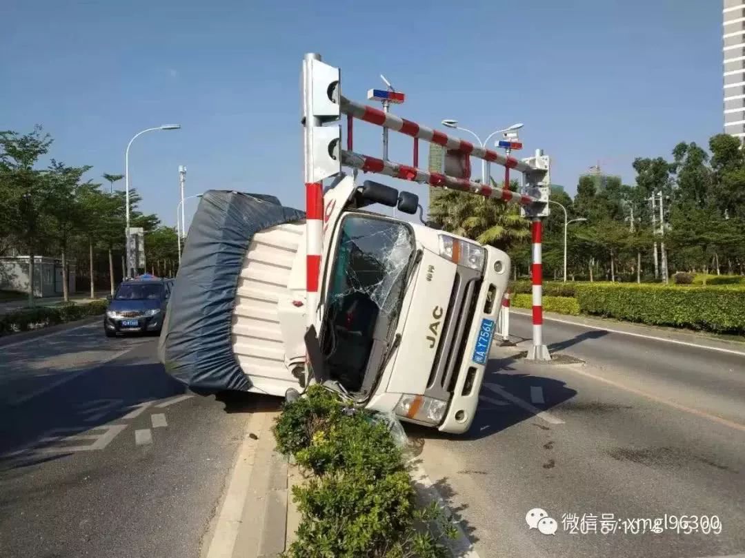 同安滨海西大道发生两车相撞事故!