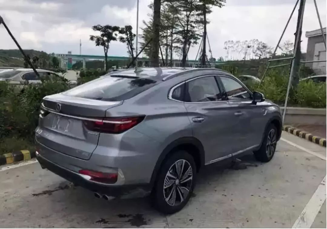 长安中型轿跑suv cs85实车,这颜值怎么样?