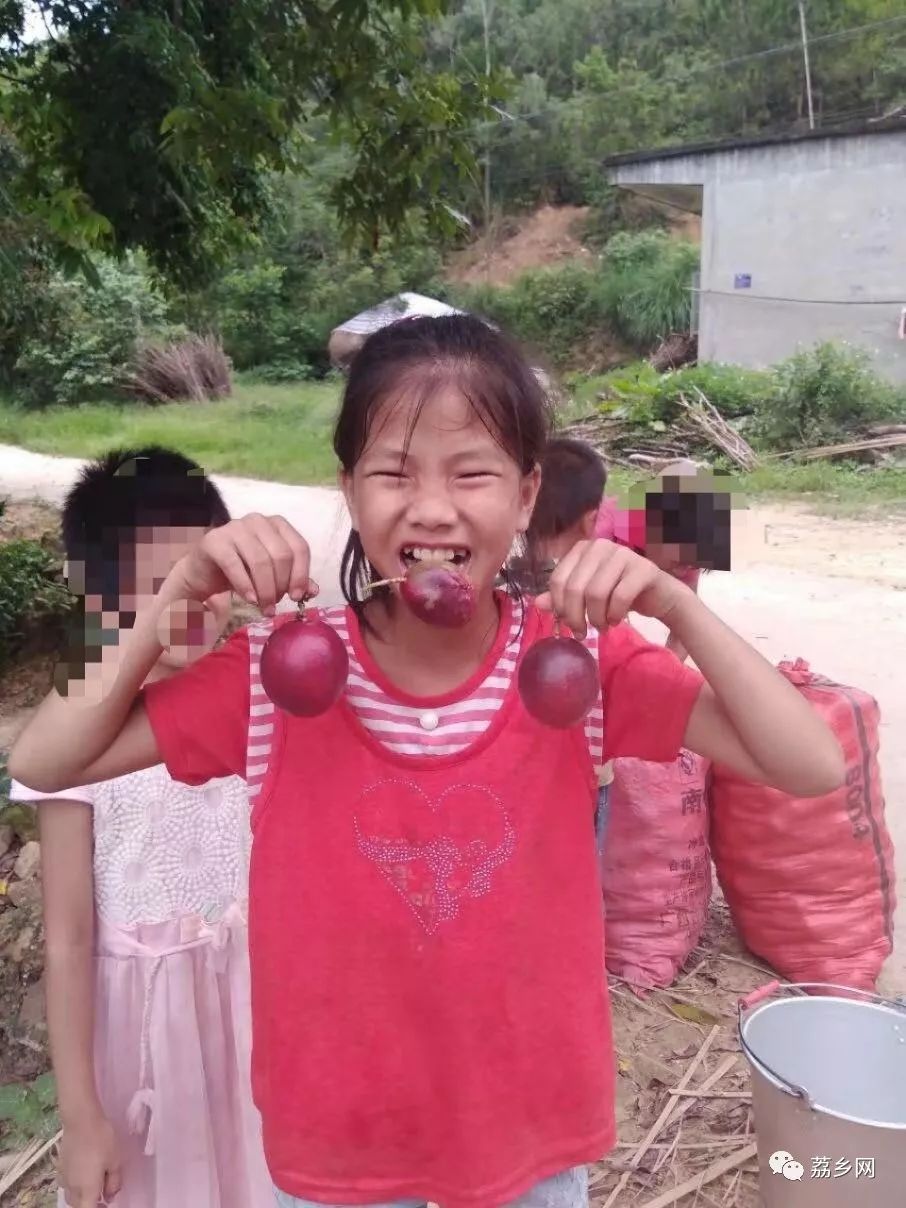 钦州农村一名10岁女孩去卖百香果后失踪,单亲妈妈急疯了…_杨晓燕