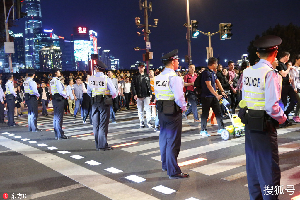 上海,国庆长假里,上海南京路武警战士,警察列队用身体形成"人墙,保障