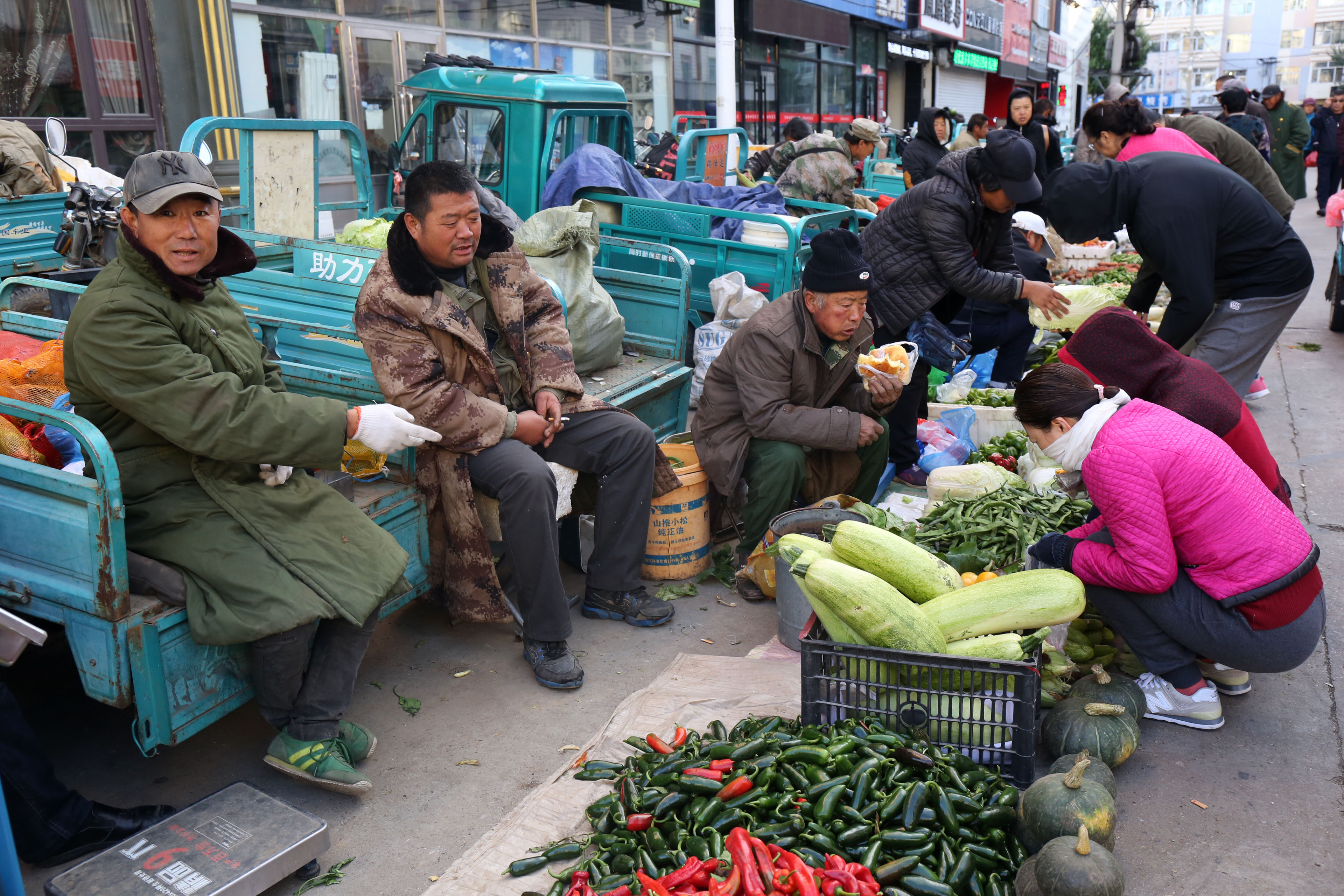 早晨7点左右,在黑河市大早市上,无论是卖菜的菜农菜贩,还是买菜的居民