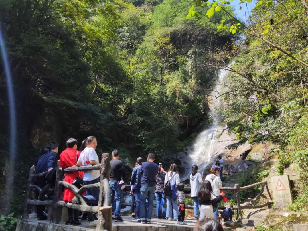 游客观赏大熊山春姬峡瀑布俯瞰大熊山停车场每天都有团队前来油溪桥村