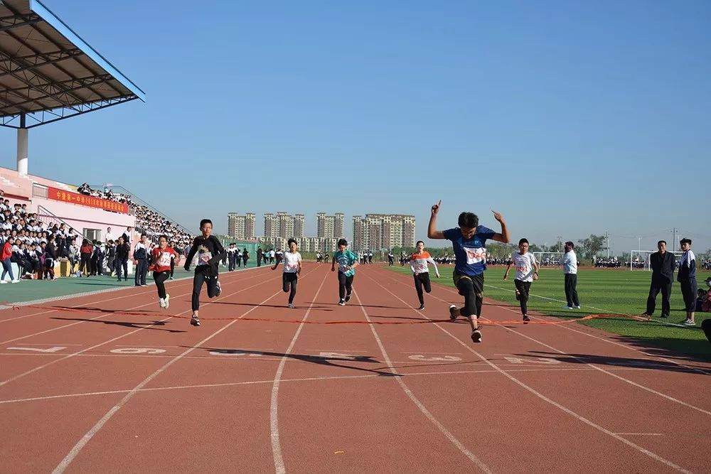 中捷第一中学举行向国旗敬礼活动和2018秋季田径运动会向祖国69岁华诞