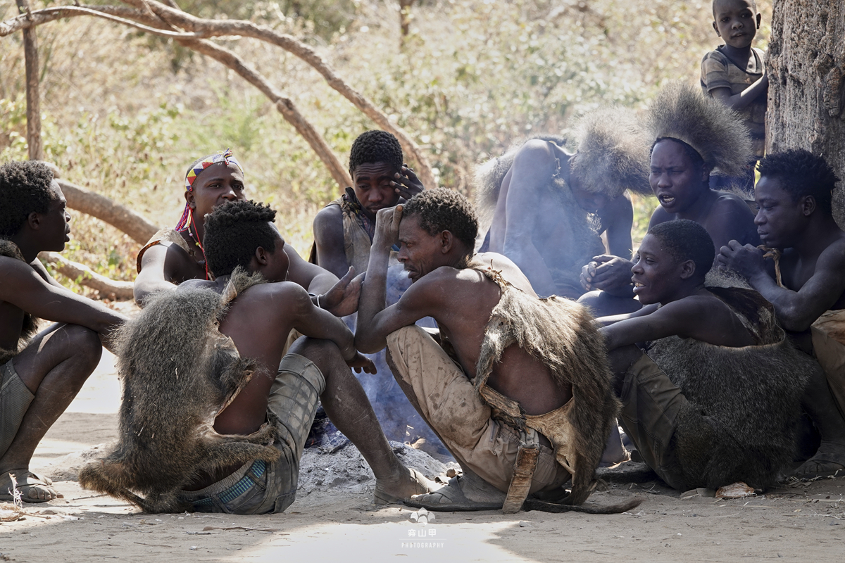 非洲这个原始部落，以活吃狒狒为食，他们肠道竟然长有各种各样的消化益生菌