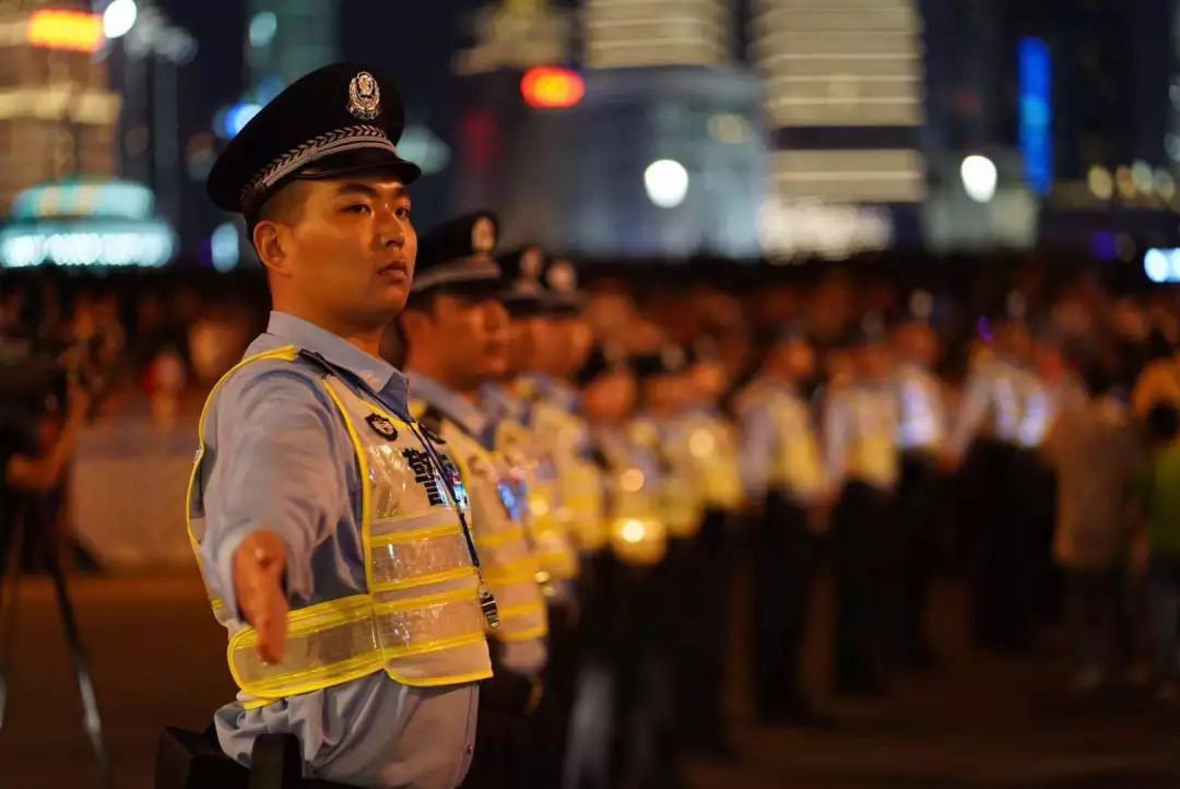 节日我在岗开关式过马路国庆外滩的最美风警线