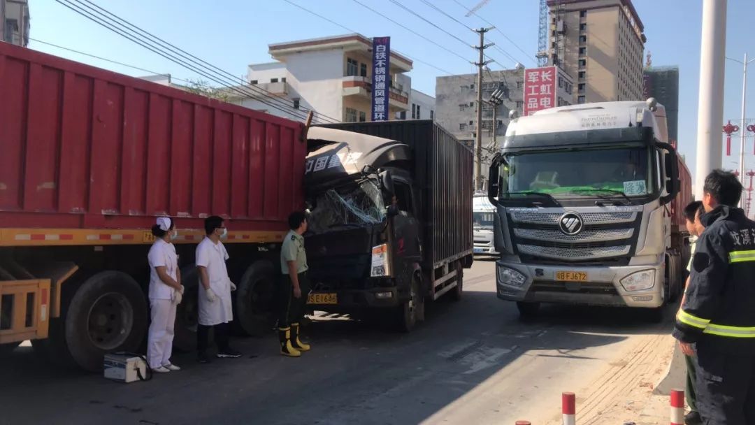 龙溪交警维持现场交通秩序,避免二次事故发生,消防部门立即调派防队赶