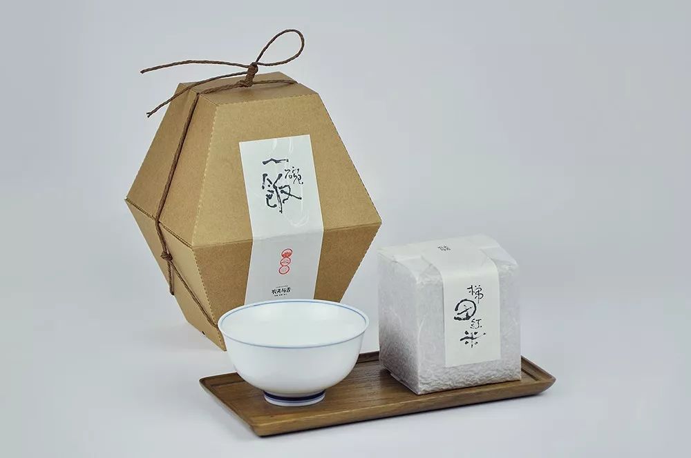 包装,其概念设计的灵感来源于中国农村传统的 大米容器,极具文化象征