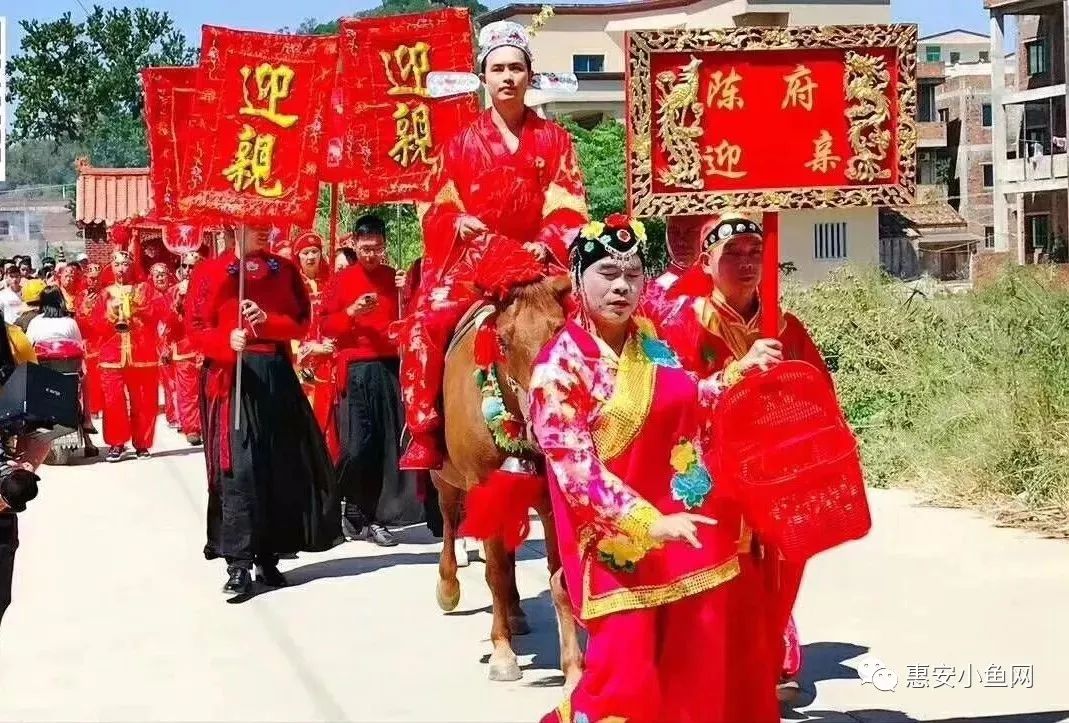 净峰一场复古的婚礼队伍 原来这是 山前村庄顶山前 陈府公子 迎娶