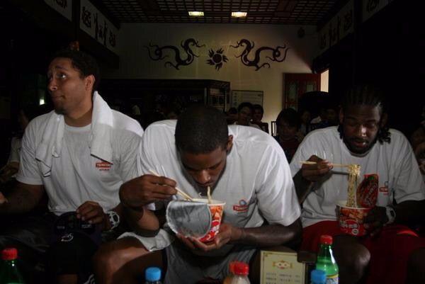 一人吃下9桶泡面！NBA球员最爱的中国美食：汤神捡掉桌上的面条吃
