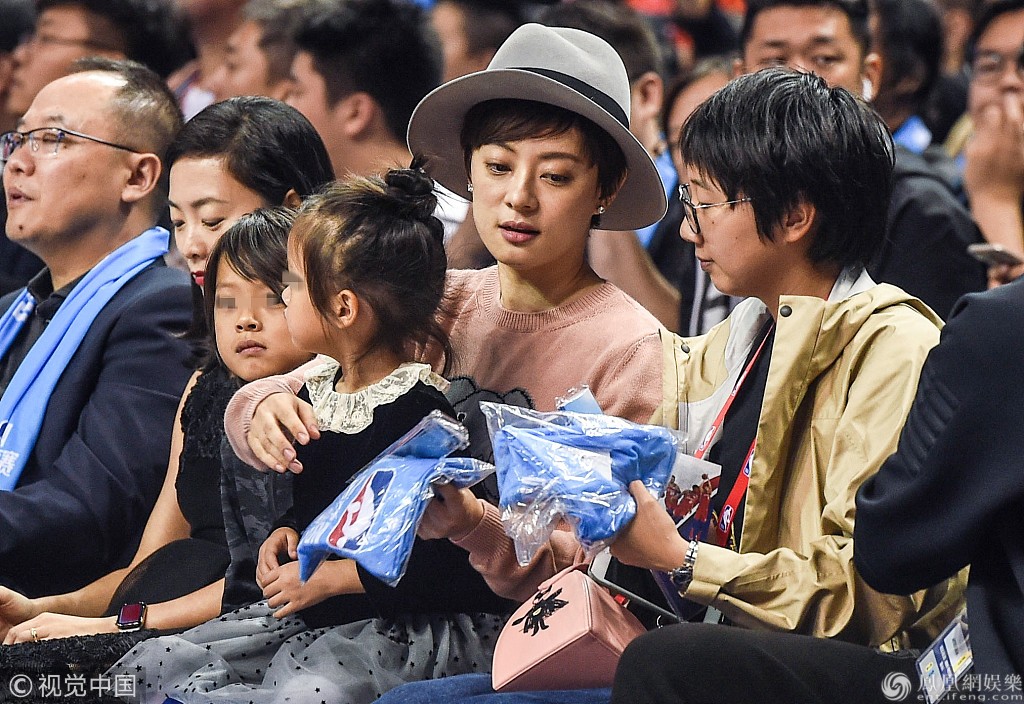 孙俪带一双儿女看nba等等和小花正脸首曝光