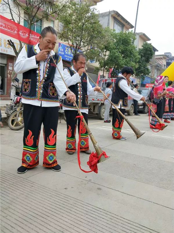 第十四届中国彝族民间烟盒舞文化节在云南玉溪新平县举行