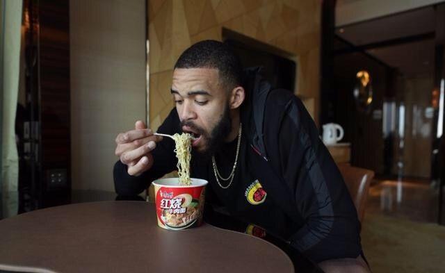 一人吃下9桶泡面！NBA球员最爱的中国美食：汤神捡掉桌上的面条吃