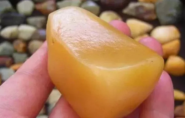 虽然黄口料不是黄玉籽料,但是偶尔也有少数玉质不错的产出,具有较高的