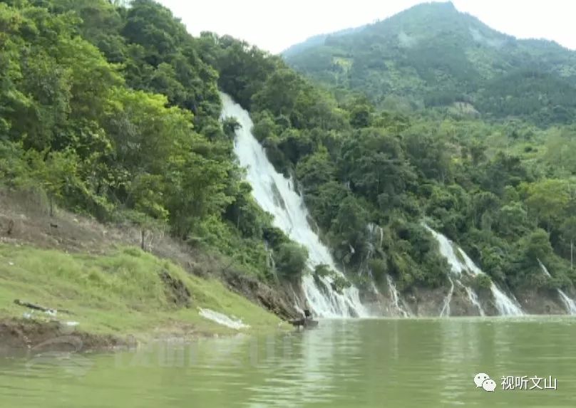 马关花坝神谷山庄负责人 王雷云:"(花坝子)水库现在的航道有十公里