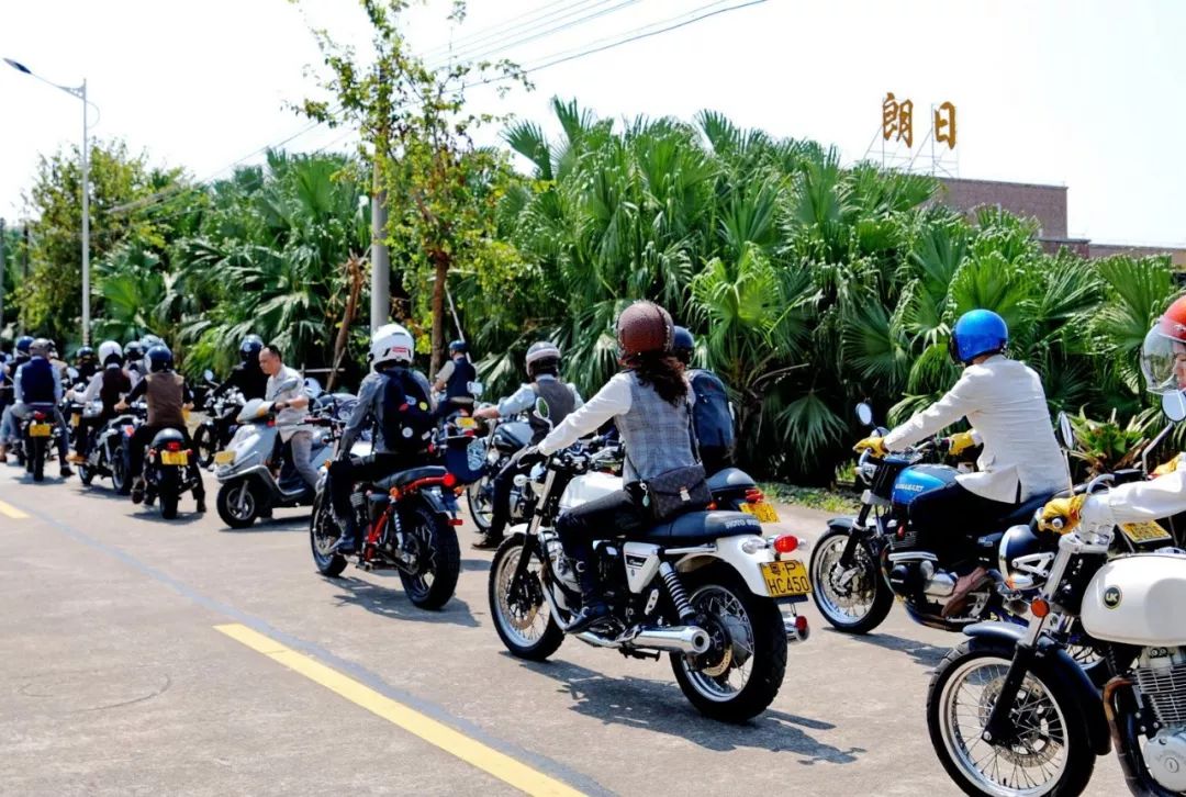 九月 30 日,广东江门地区接近七十位复古摩托车的爱好者,齐聚距离江门