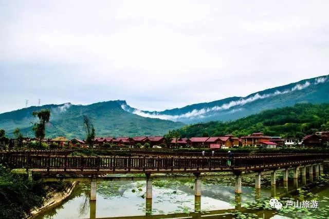 龙门古镇旅游景区地处芦山县中部地区,地跨龙门乡和双石镇,核心区域