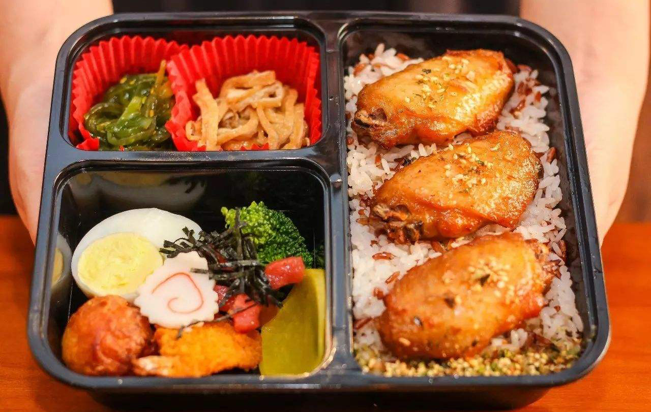 我们平时所吃的盒饭跟日本的便当可不是一回事,虽然这两种食物在