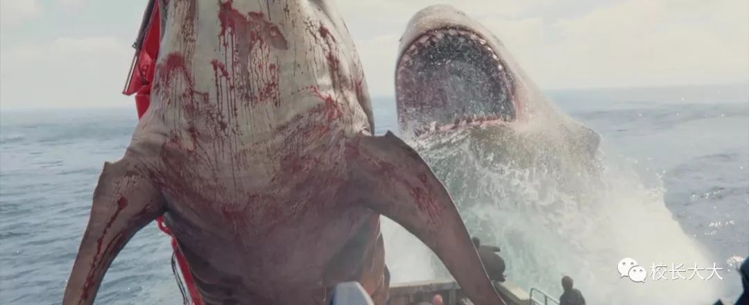 《巨齿鲨》一条被吵醒的"劳模"鲨鱼,上升万米只为吃你