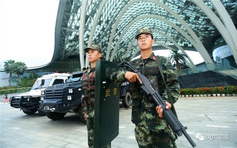 武警四川总队乐山支队每日派出官兵,在高铁站,城市中心街道武装巡逻