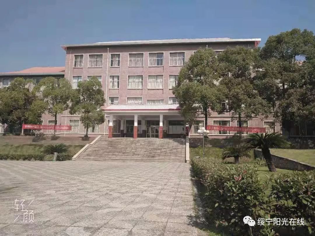 湖南工程学院坐落在一代伟人毛泽东的故乡湘潭市.