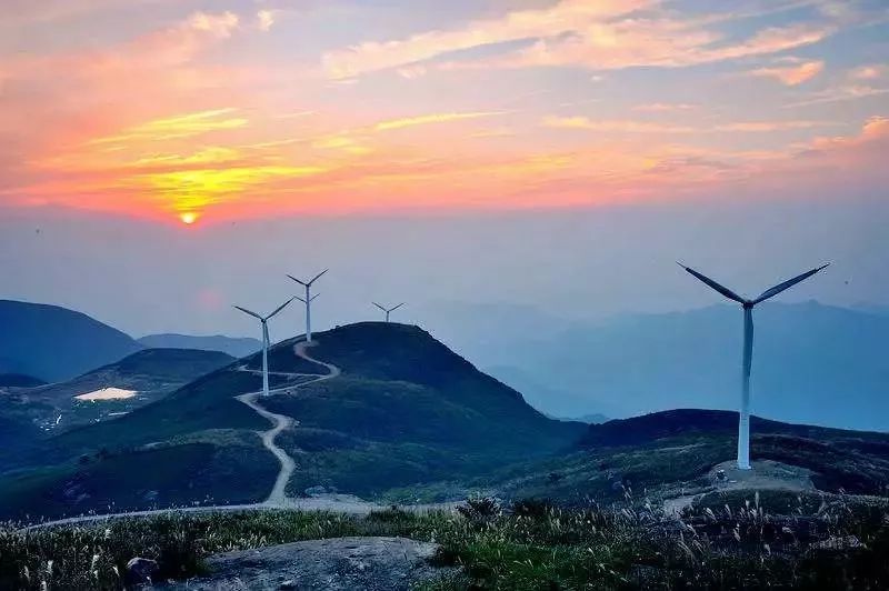 浓墨重彩的爱情味道 位于诸暨,东阳,嵊州 三市毗邻地带的东白山 据传